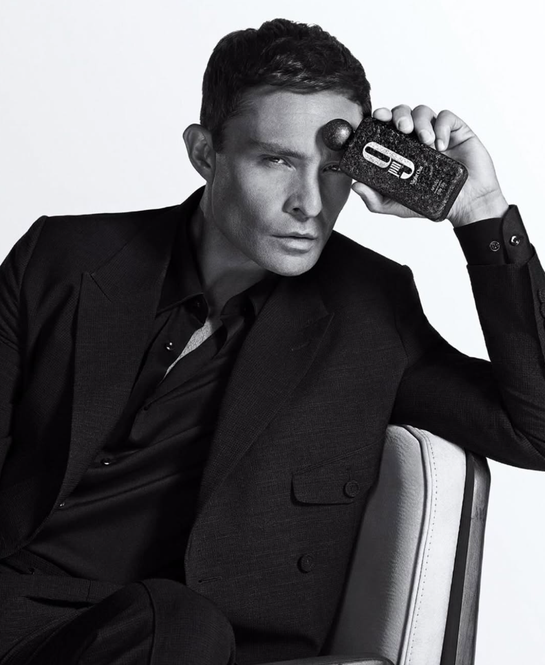 Cliente probando fragancia árabe — sesión editorial