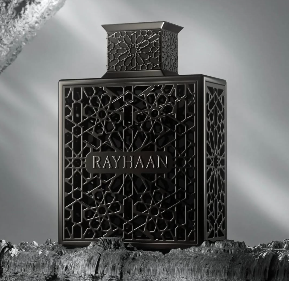 Frasco oscuro con celosía geométrica árabe — fragancia Oud