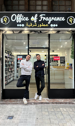 Equipo de Office of Fragrance en la entrada de la tienda en Pamplona